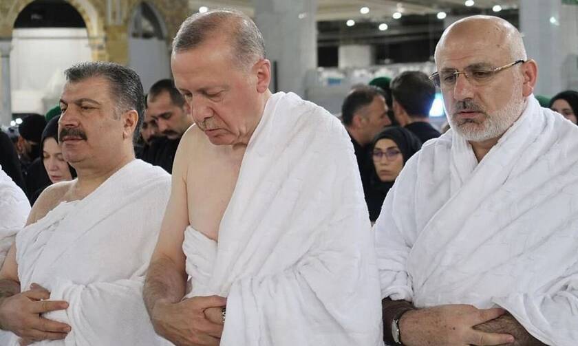 O Eρντογάν προσεύχεται στη Μέκκα
