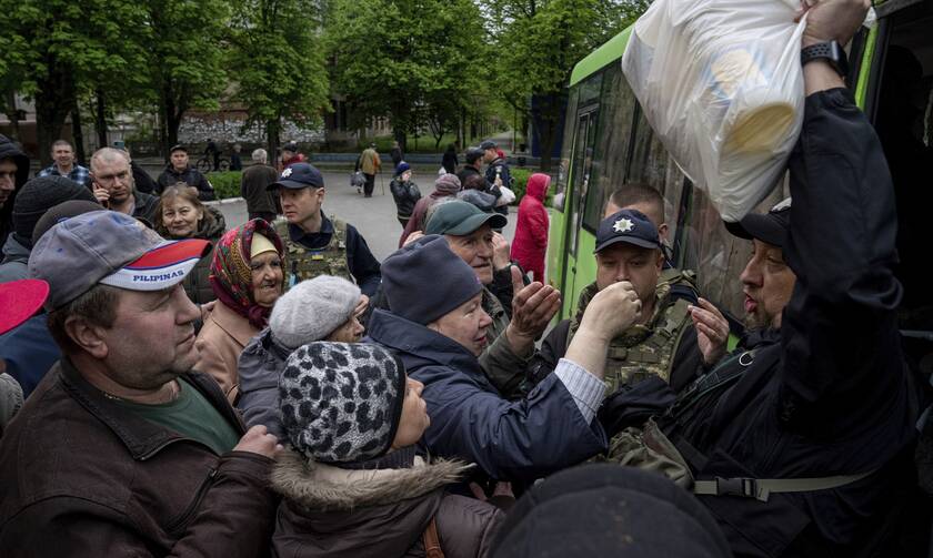 Πόλεμος στην Ουκρανία: Απομακρύνθηκαν οι πρώτοι άμαχοι από το εργοστάσιο της Μαριούπολης