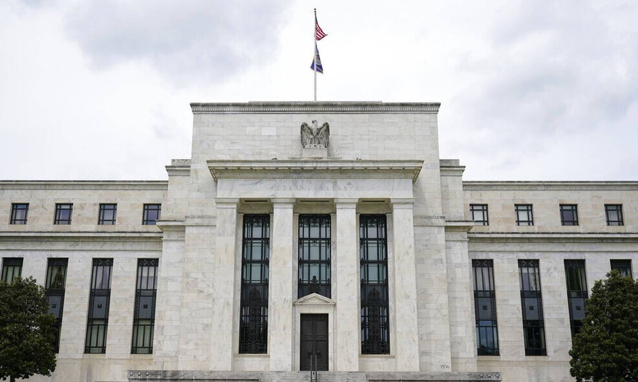 ΗΠΑ: Η Fed αύξησε τα επιτόκια κατά μισή ποσοστιαία μονάδα για πρώτη φορά από το 2000