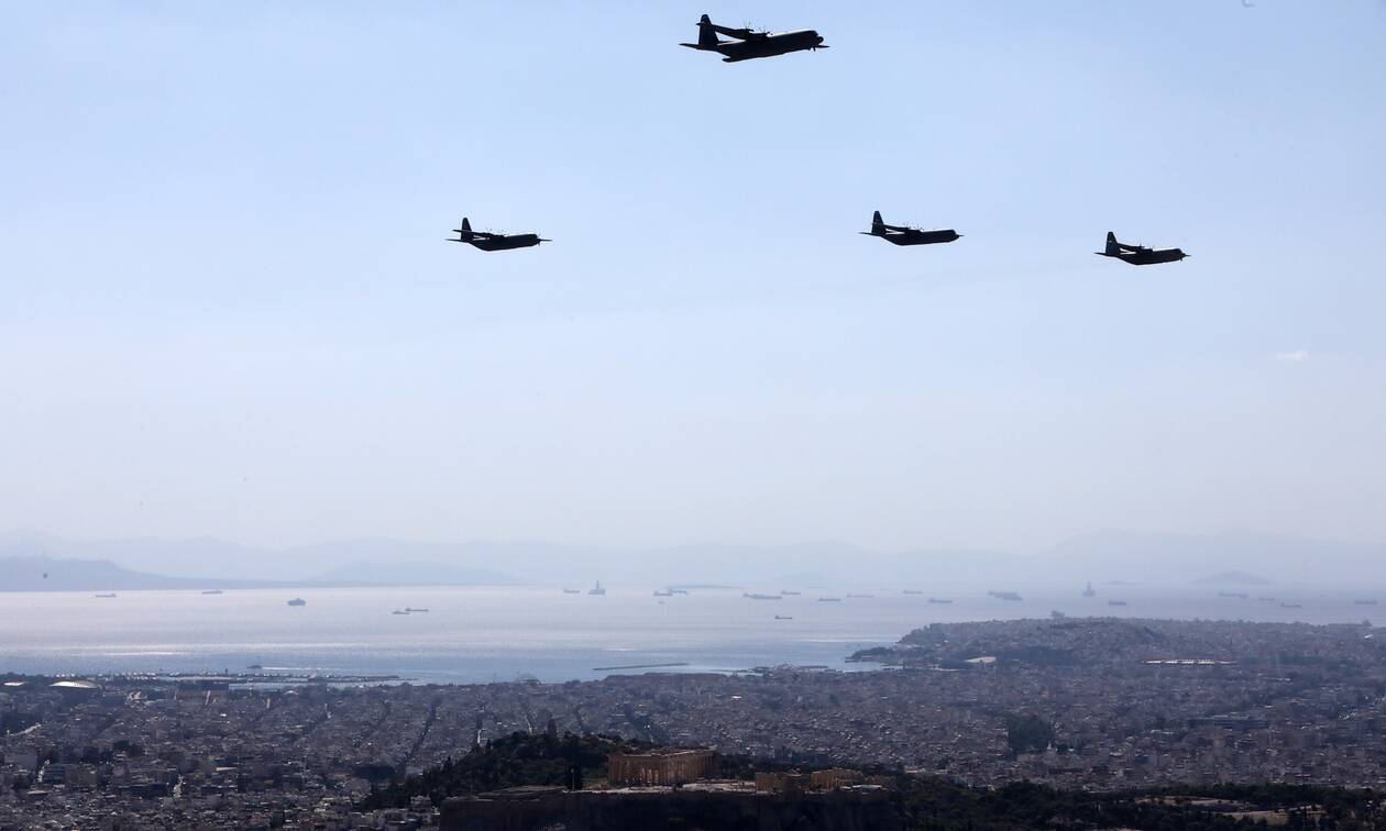 Ένοπλες Δυνάμεις: Αεροσκάφη C-130 πάνω από την Αθήνα – Συμβολική πτήση με φόντο την Ακρόπολη