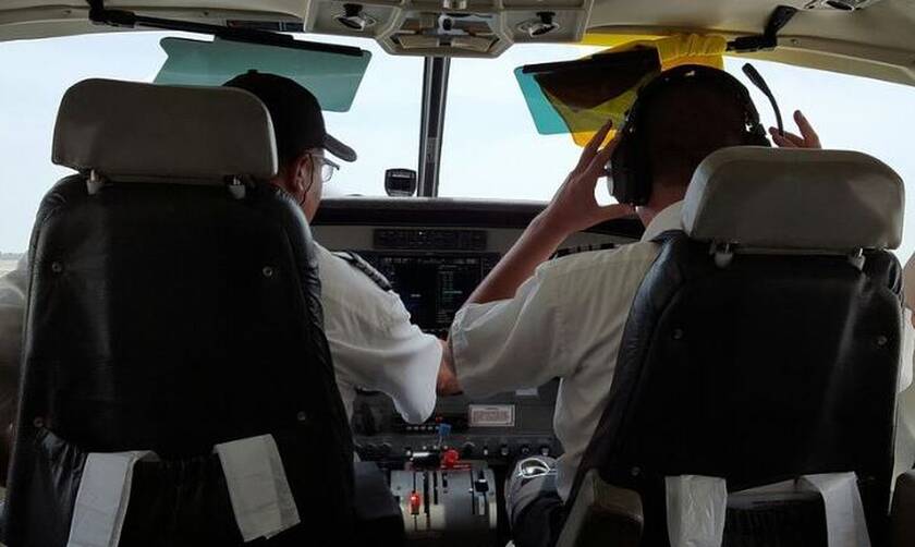 ΗΠΑ: Επιβάτης χωρίς πτητική εμπειρία προσγείωσε αεροπλάνο λόγω αδυναμίας του πιλότου