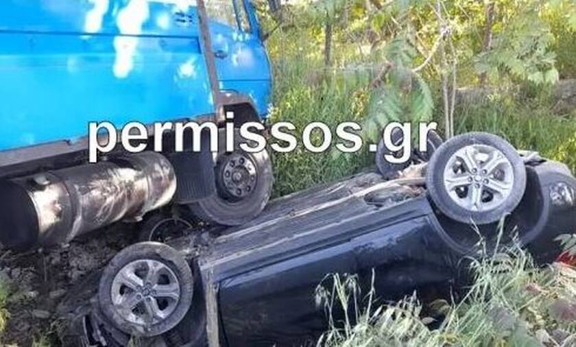 Αλίαρτος: Φορτηγό συγκρούστηκε με ΙΧ και έπεσαν σε αρδευτικό κανάλι 