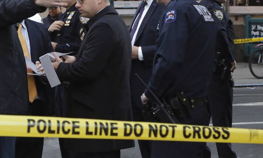 Σύμφωνα με τοπικούς αξιωματούχους και μάρτυρες της Νέας Υόρκης, πρόκειται για μαζικό πυροβολισμό.
