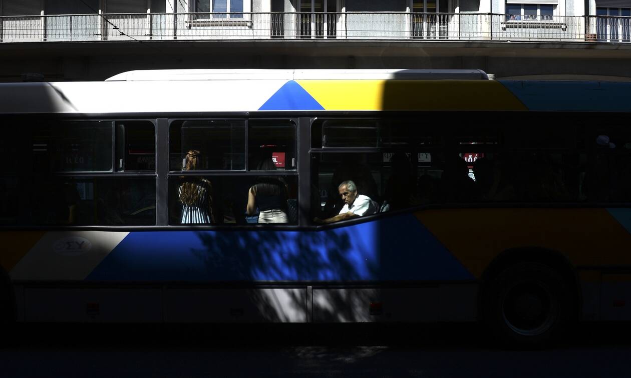Θεσσαλονίκη: Επιτέθηκαν σε επιβάτη με σιδερογροθιά μέσα σε λεωφορείο