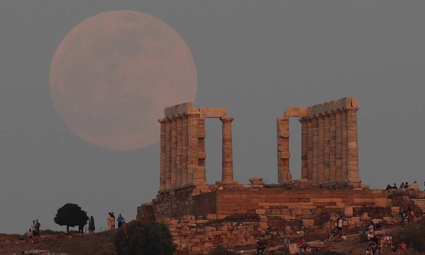  Δέος προκαλεί το «ματωμένο φεγγάρι» πάνω από τον ναό του Ποσειδώνα