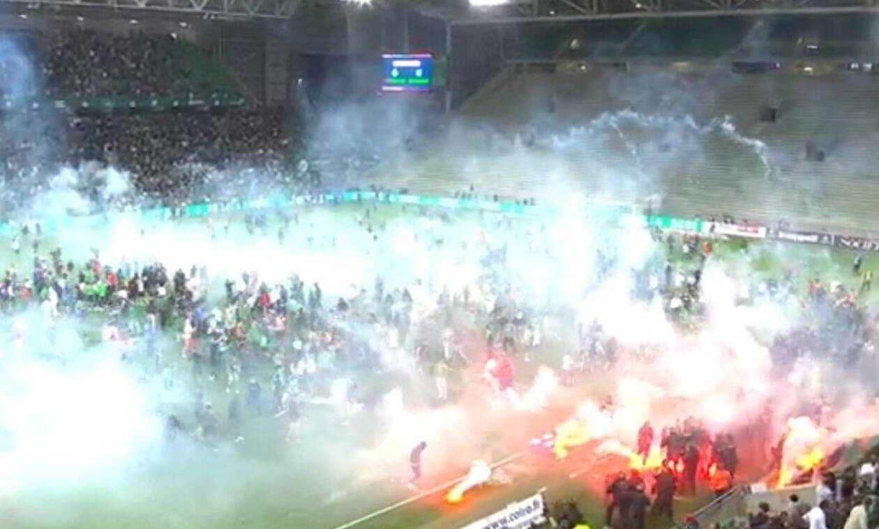 Γαλλία: Επίθεση οπαδών με φωτοβολίδες και καπνογόνα στους παίκτες της Σεντ Ετιέν