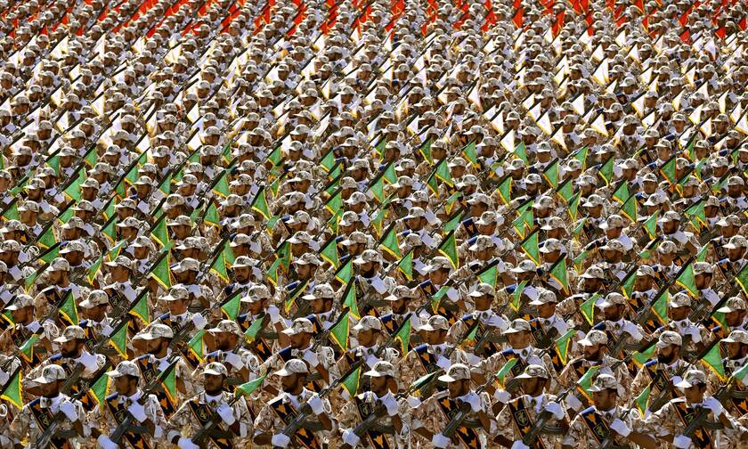 Οι Φρουροί της Επανάστασης σε παρέλαση στο μαυσωλείο του αγιατολάχ Χομεϊνί