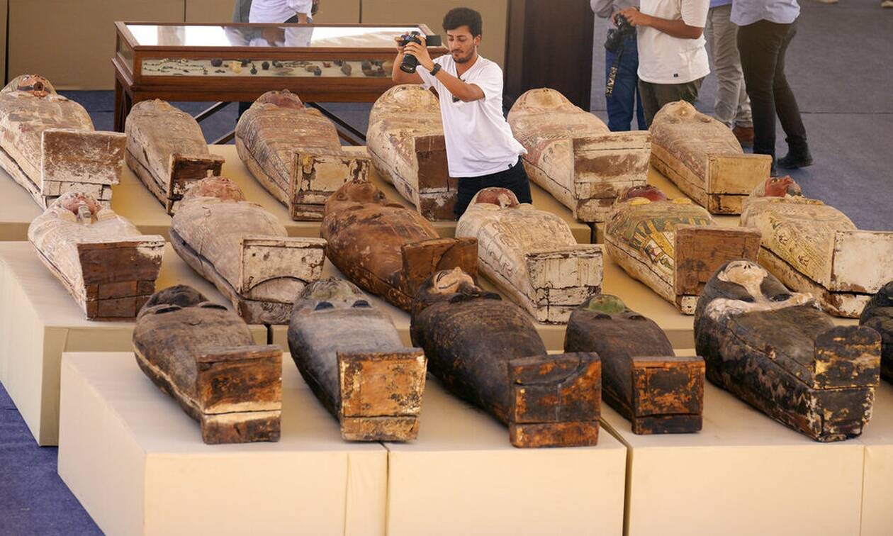 Αίγυπτος: Σπουδαία ανακάλυψη! Στο φως εκατοντάδες σαρκοφάγοι και αγάλματα θεών στη νεκρόπολη Σακάρα
