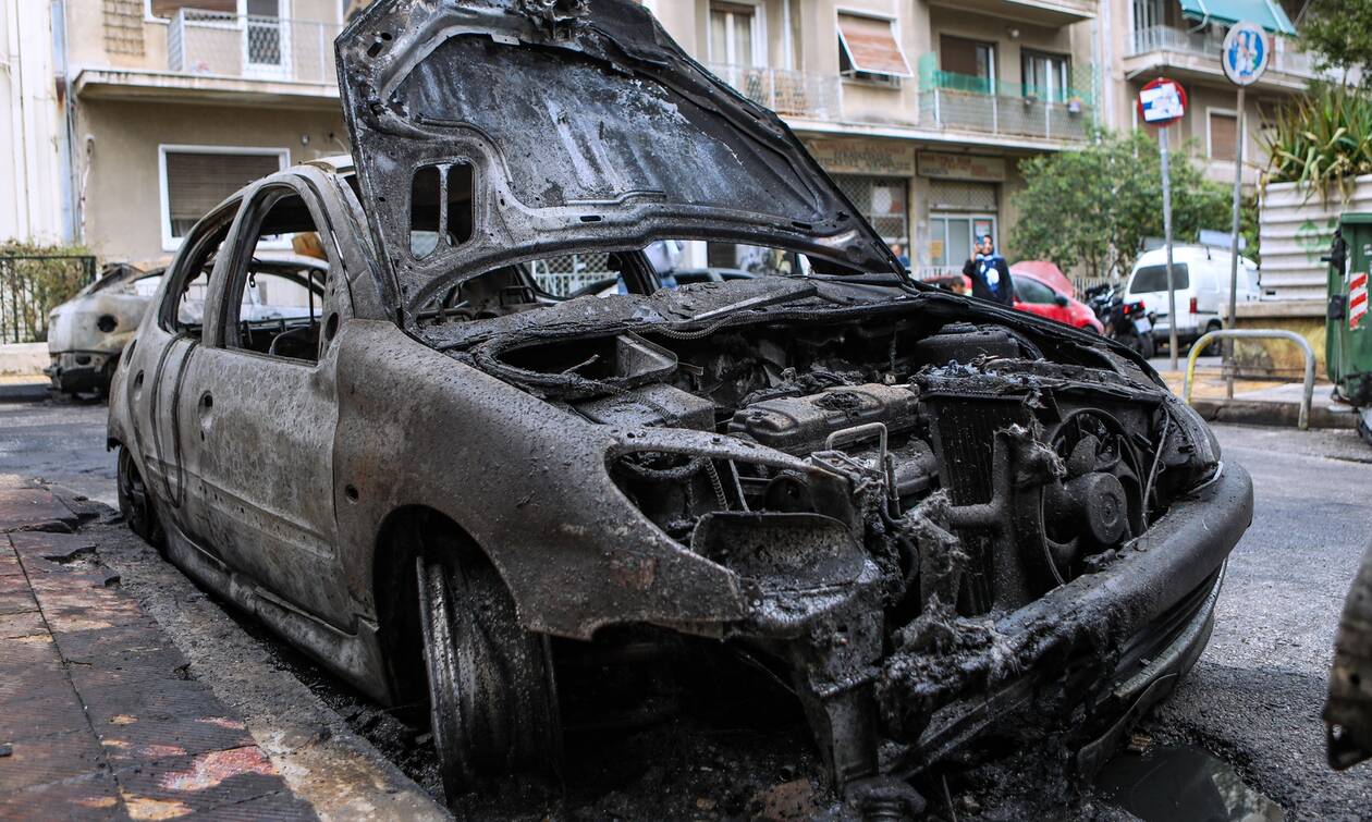Παλαιό Φάληρο: Εμπρησμός σε επιχείρηση με οχήματα - Δύο οι δράστες - Κάηκαν 5 αυτοκίνητα (vid)