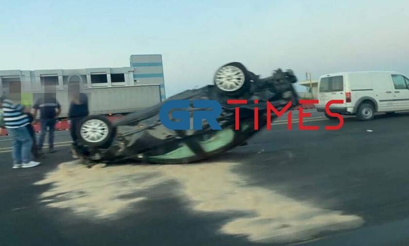 Τροχαίο ατύχημα στην Ε.Ο. Αθηνών-Θεσσαλονίκης: Αυτοκίνητο αναποδογύρισε στη μέση του δρόμου
