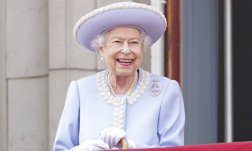 Βασίλισσα Ελισάβετ: Αγέρωχη στο μπαλκόνι του Μπάκιγχαμ για το Πλατινένιο Ιωβηλαίο