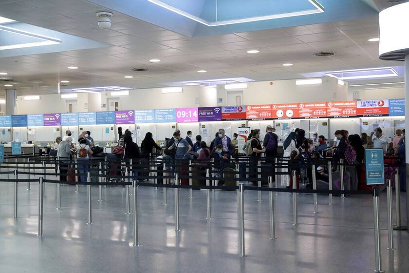 Oυρές και ταλαιπωρία στα βρετανικά αεροδρόμια