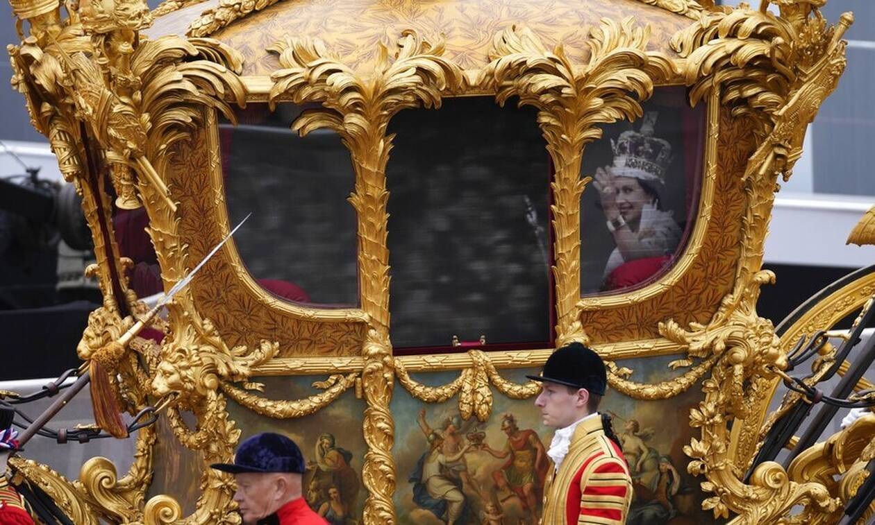 Πλατινένιο Ιωβηλαίο: Το ολόγραμμα της Βασίλισσας «χαιρέτησε» τους Βρετανούς μέσα από τη χρυσή άμαξα