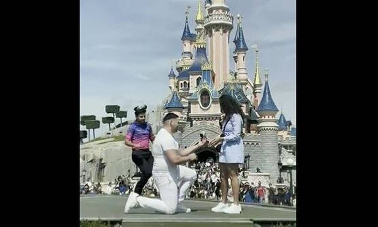 Παρίσι: Το «συγγνώμη» της Disneyland για τον υπάλληλο που κατέστρεψε πρόταση γάμου και έγινε viral
