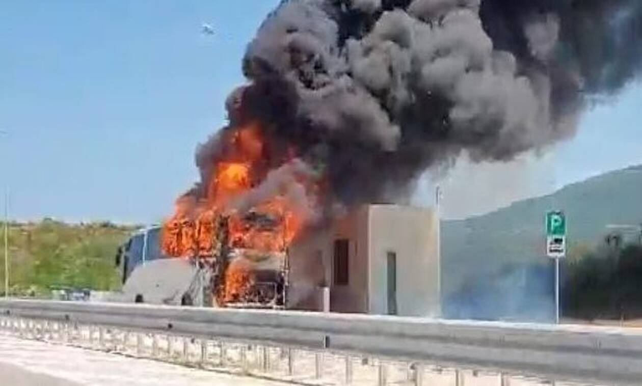 Αμφιλοχία: Λεωφορείο του ΚΤΕΛ έπιασε φωτιά στον κόμβο Μενιδίου της Ιόνιας Οδού