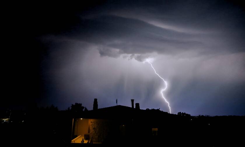 Κακοκαιρία: Ισχυρή καταιγίδα με κεραυνούς χτυπάει τώρα την Αττική
