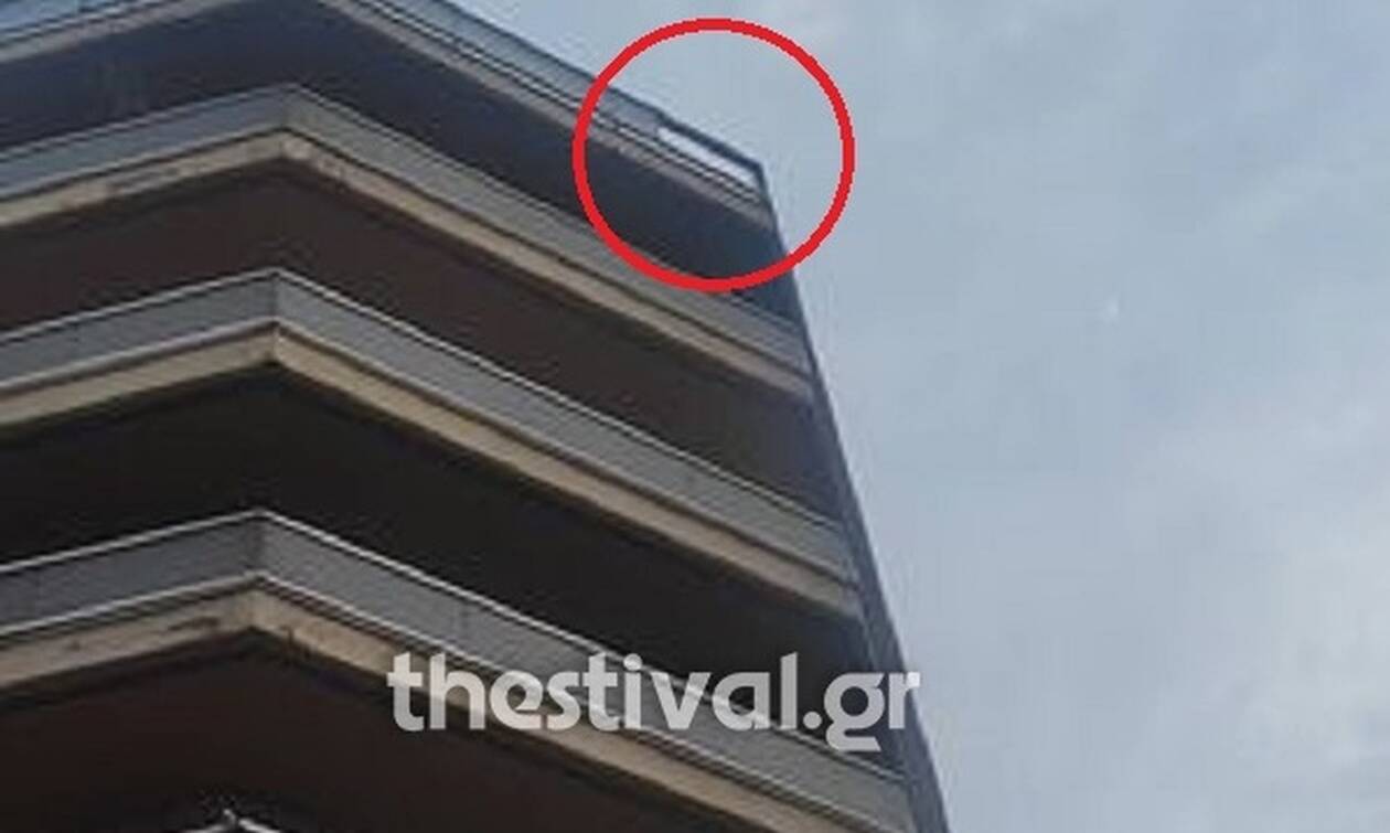Θεσσαλονίκη: Τζαμαρία έπεσε από τον 7ο όροφο – Από θαύμα δεν υπήρξαν θύματα
