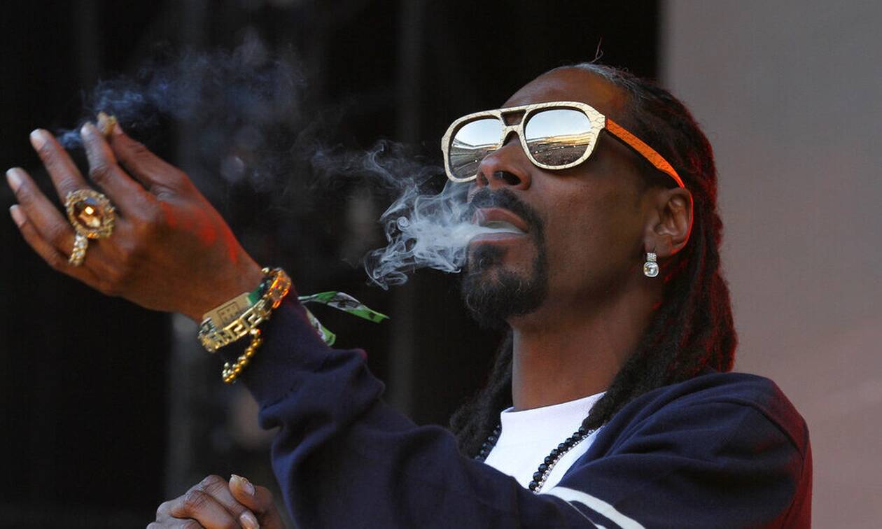 Snoop Dogg: Έδωσε Αύξηση στον υπάλληλο που... του στρίβει τα τσιγάρα - Ποιος είναι ο μισθός του