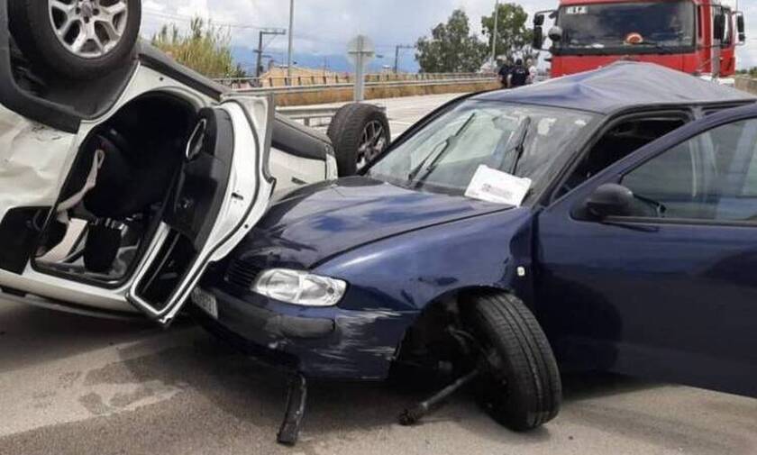 Πάτρα: Αυτοκίνητο «καρφώθηκε» σε καπό άλλου ΙΧ – Δύο τραυματίες από το τροχαίο 