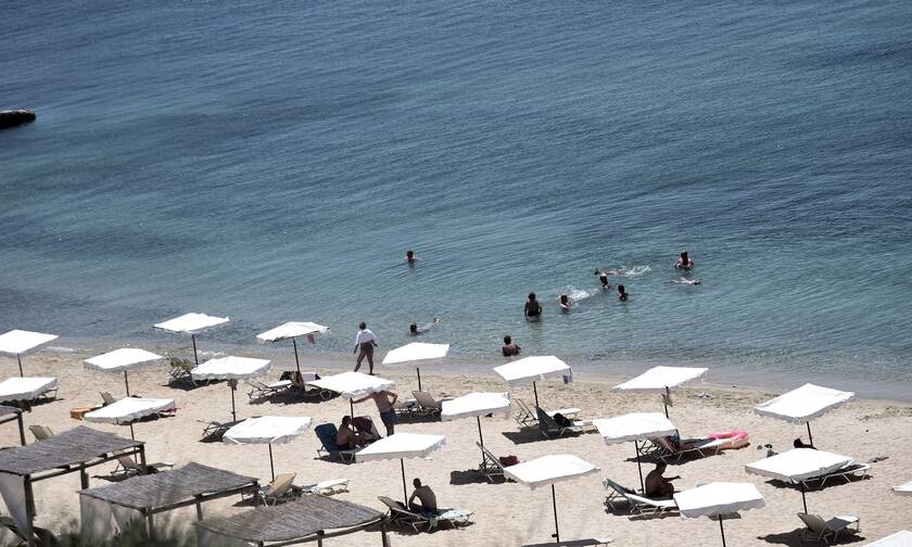 Χαλκιδική: Εξωφρενικές οι τιμές στα beach bar - Έως 50 ευρώ για μία ξαπλώστρα