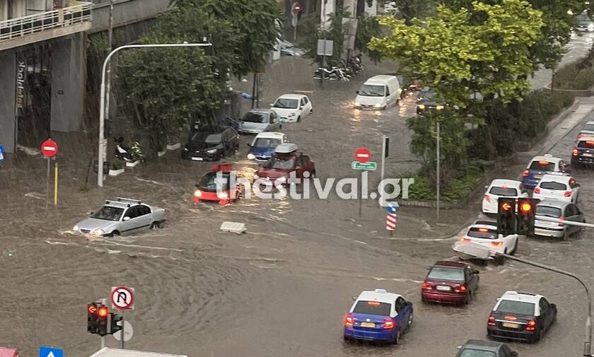 Κακοκαιρία: Προβλήματα από την νεροποντή στη Θεσσαλονίκη - Εγκλωβίστηκαν οχήματα, πλημμύρισαν δρόμοι