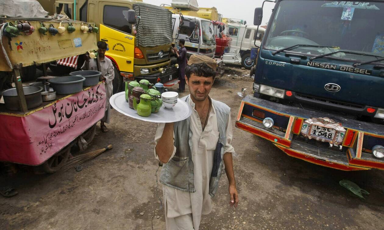Πακιστάν: Υπουργός πρότεινε στους πολίτες να πίνουν λιγότερο τσάι για να κάνουν οικονομία