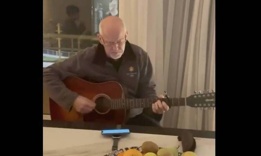Γιώργος Παπανδρέου: Παίζει στην κιθάρα το «Καλημέρα Ήλιε» και η μητέρα του τον καμαρώνει 