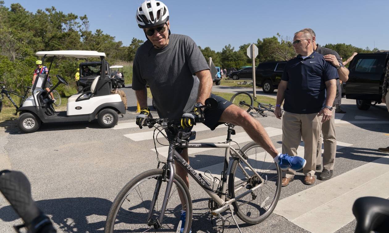 Τζο Μπάιντεν: Έπεσε από το ακινητοποιημένο ποδήλατό του