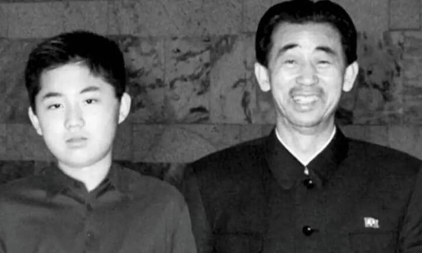 O Kιμ Γιονγκ Ουν (αριστερά) σε νεαρή ηλικία δίπλα στον μέντορά του