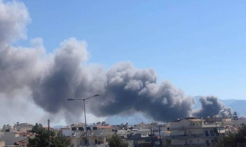 Φωτιά τώρα: Στοιχειώδης οριοθέτηση της πυρκαγιά που ξέσπασε σε εργοστάσιο ξυλείας στο Ηράκλειο