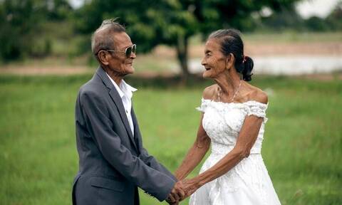 Ζευγάρι έβγαλε τις γαμήλιες φωτογραφίες 65 χρόνια μετά τον γάμο τους (video)
