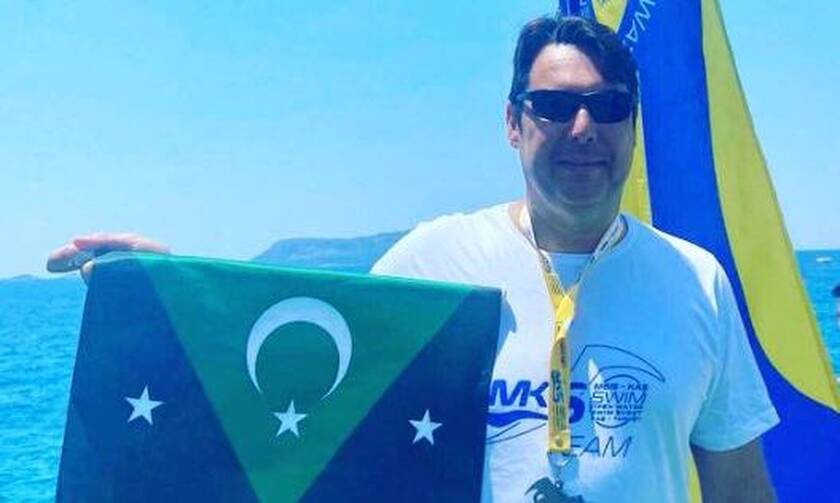 Προκαλεί Τούρκος πολιτικός με σημαία της «Δυτικής Θράκης» μετά από αγώνα κολύμβησης στο Καστελόριζο