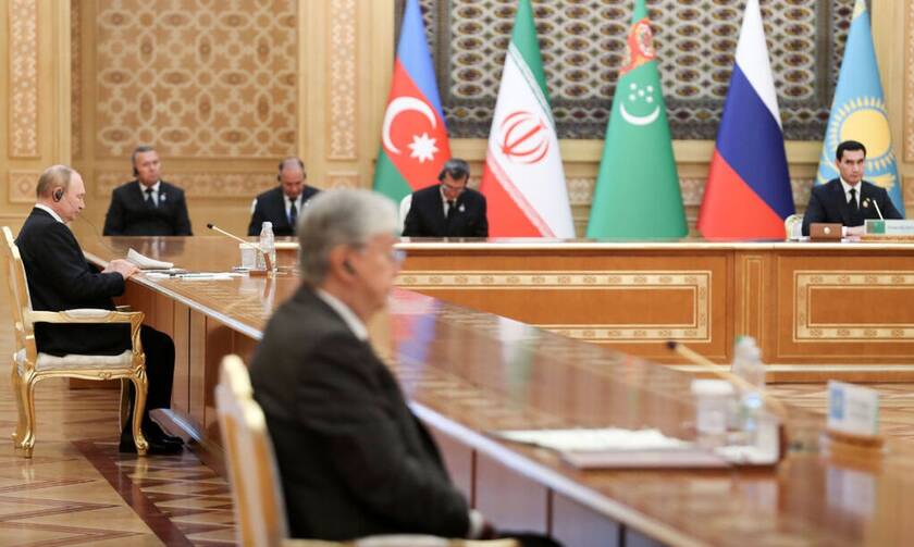 Πούτιν: Viral το τεράστιο τραπέζι σε Σύνοδο Κορυφής στην Κασπία
