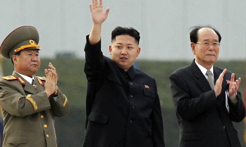 Ο Κιμ Γιονγκ Ουν (στη μέση) κατηγορεί το Νότο για τον κορονοϊό