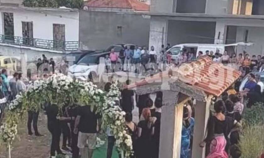 Σπαραγμός στην κηδεία της 14χρονης στο Βόλο – Οι γονείς την αποχαιρέτησαν ντυμένη νύφη