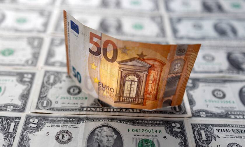 Στα χαμηλότερα επίπεδα από τον Δεκέμβριο του 2002 διαμορφώνεται η ισοτιμία του ευρώ έναντι του δολαρ