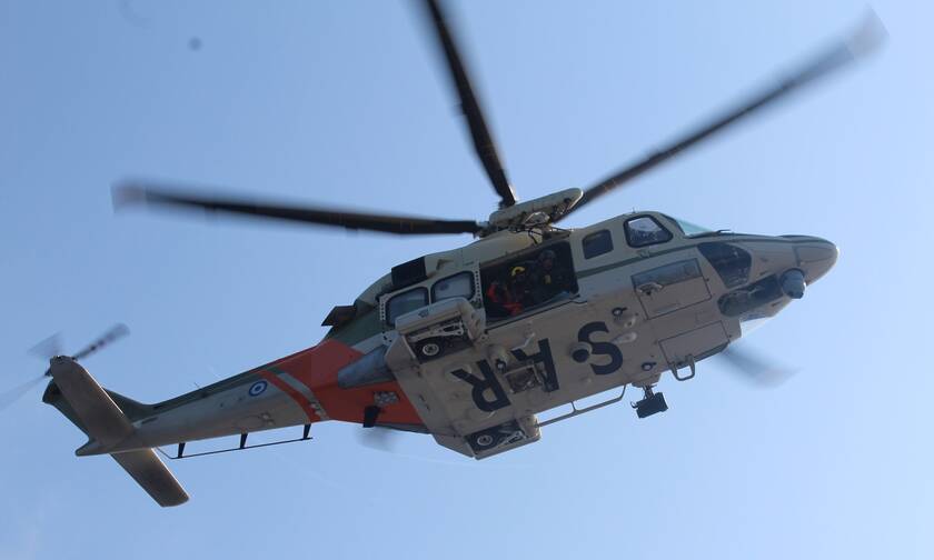 Πύλος: Ελικόπτερο του Πολεμικού Ναυτικού έσωσε το πλήρωμα του πλοίου που είχε εισροή υδάτων