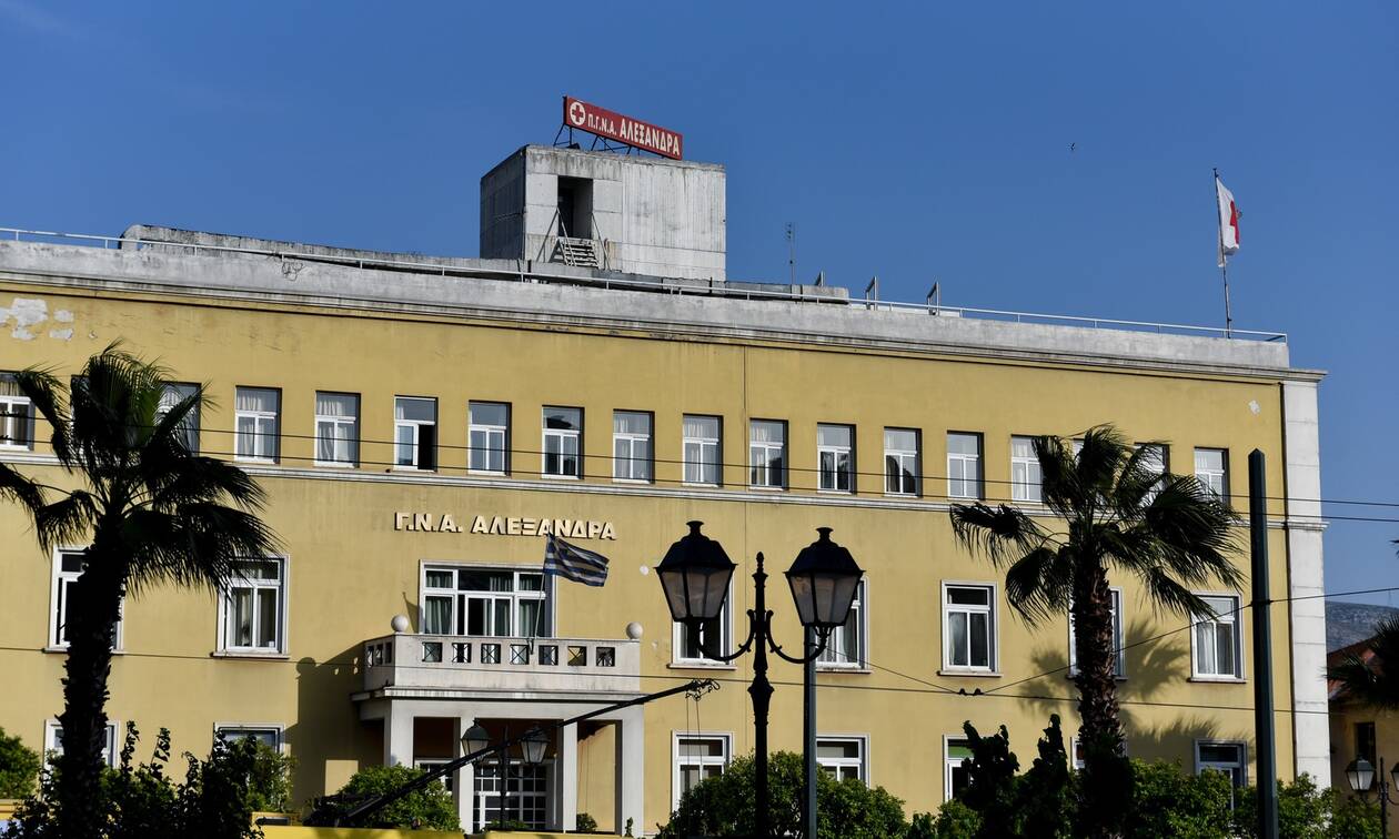 Απίστευτο περιστατικό στο νοσοκομείο «Αλεξάνδρα»: Κόρη ασθενούς πέταξε γλάστρα στο κεφάλι μαίας