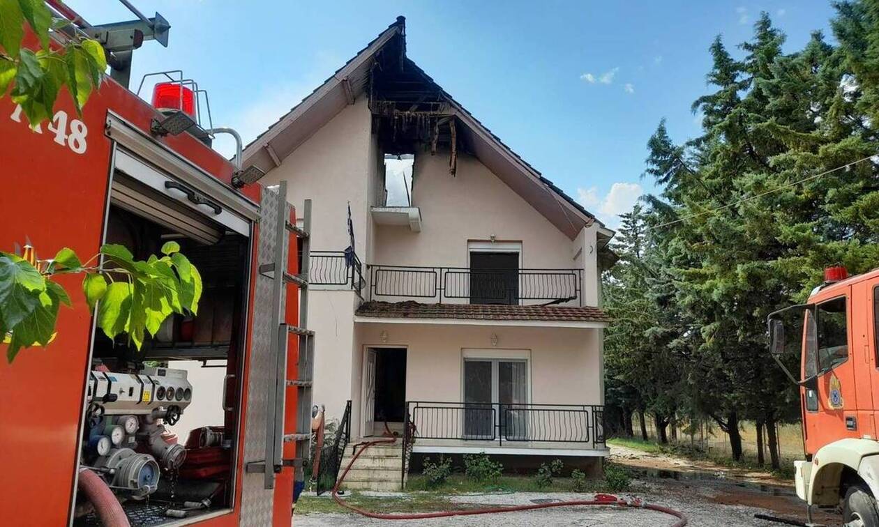 Κακοκαιρία στη Λάρισα: Κεραυνός έκανε τρύπα σε στέγη σπιτιού και προκάλεσε πυρκαγιά