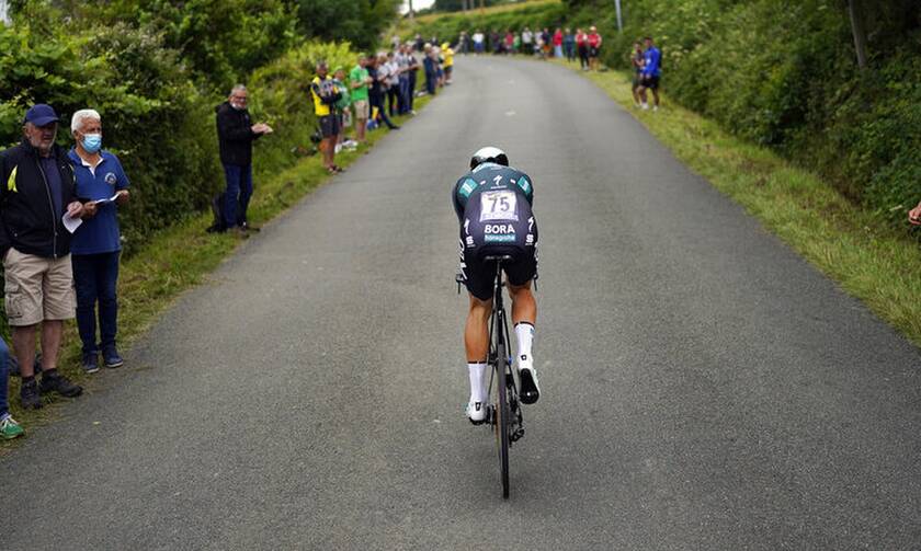 Tour de France: Ποδηλάτης έπαθε κάταγμα στον αυχένα του μετά από σφοδρή σύγκρουση με θεατή