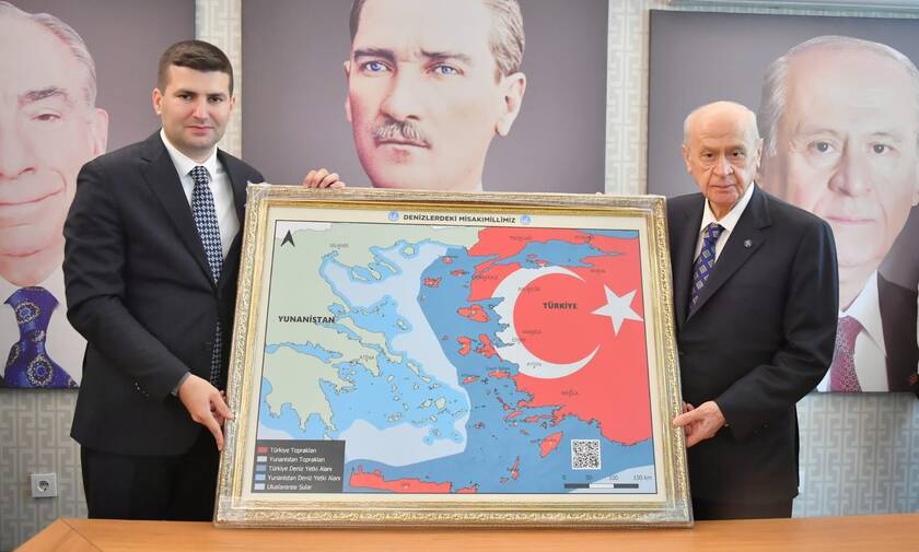 Ακραία πρόκληση: Ο Μπαχτσελί με χάρτη που δείχνει την Κρήτη και το μισό Αιγαίο ως μέρος της Τουρκίας
