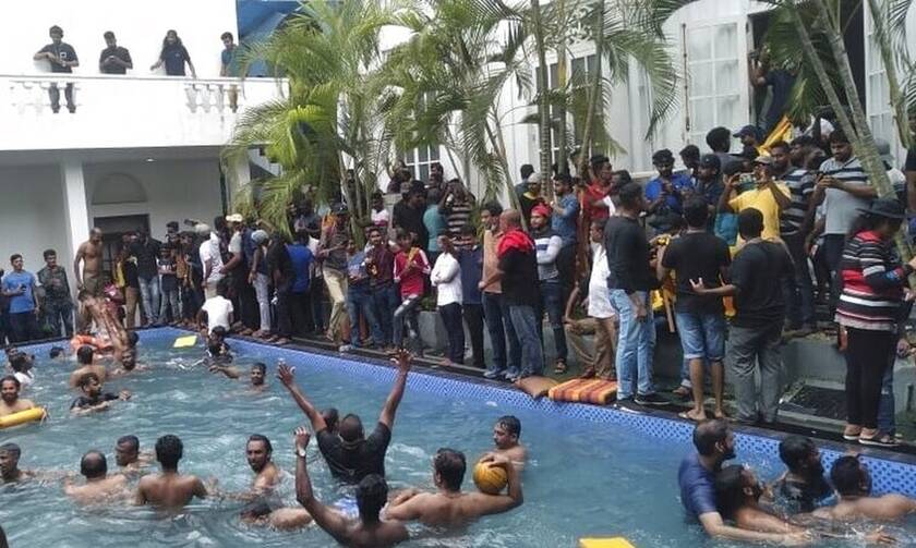 Διαδηλωτές κάνουν μπάνιο στην πισίνα του προεδρικού μεγάρου της Σρι Λάνκα