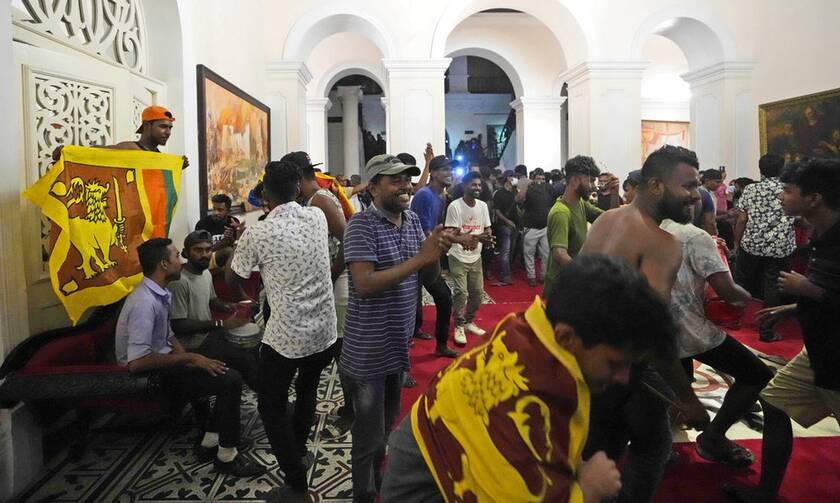 Πάρτι από τους οργισμένους πολίτες στο προεδρικό μέγαρο της Σρι Λάνκα