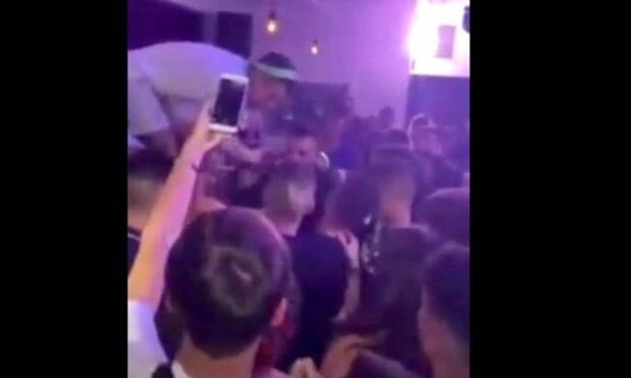 Thug Slime - Σπέτσες: Ο γνωστός τράπερ χαστούκισε νεαρό άνδρα σε συναυλία του στο νησί