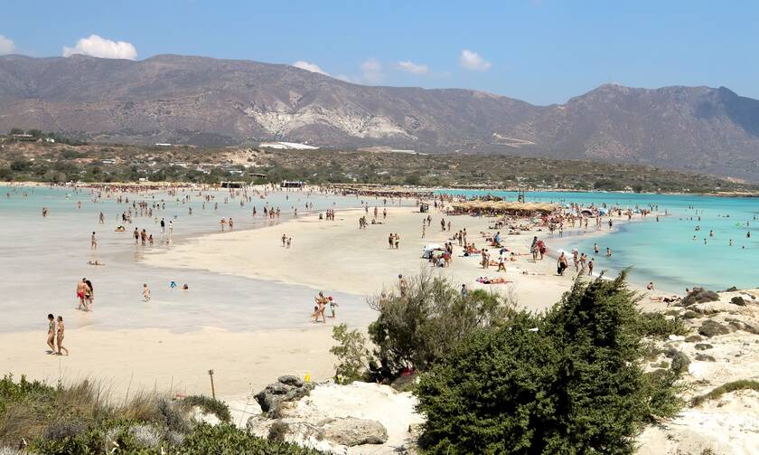Τι απαντά ο Δήμαρχος Κισσάμου στο Newsbomb.gr σχετικά με τις δεκάδες ξαπλώστρες στο Ελαφονήσι
