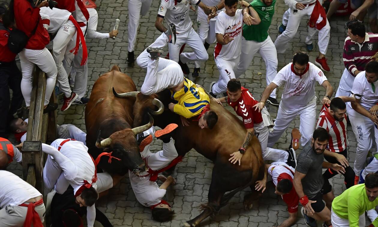Ισπανία: Τρεις δρομείς τραυματίστηκαν από ταύρους στο φεστιβάλ του Σαν Φερμίν στην Παμπλόνα