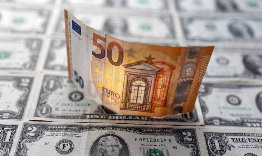 Για πρώτη φορά από την εισαγωγή του ευρώ, η συναλλαγματική ισοτιμία μεταξύ του ευρώ και του δολαρίου