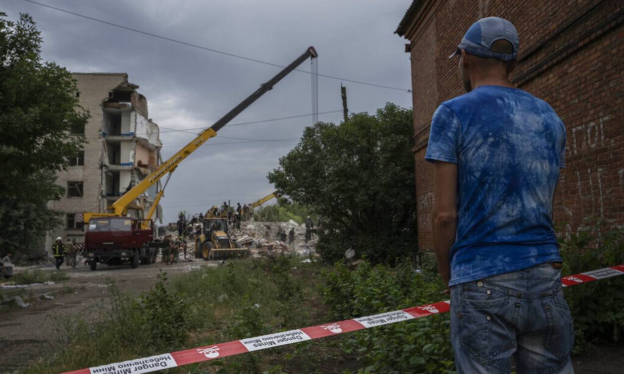 Πόλεμος στην Ουκρανία: Στους 43 οι νεκροί από τον βομβαρδισμό πολυκατοικίας στο Ντονέτσκ