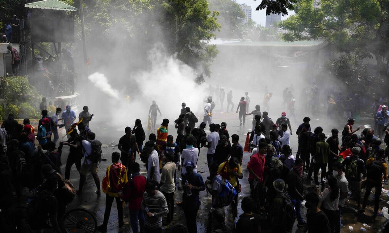 Χάος και οργή στη Σρι Λάνκα: Οι διαδηλωτές επιτέθηκαν στα γραφεία του πρωθυπουργού