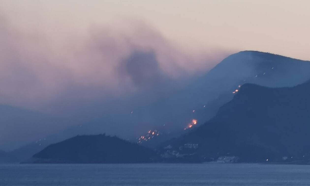 Φωτιά στη Σάμο: Πύρινη κόλαση στο χωριό Λιμνιώνας - Εκκένωση και αναφορές για ζημιές σε μοναστήρι